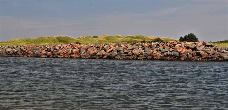 red and green breakwater